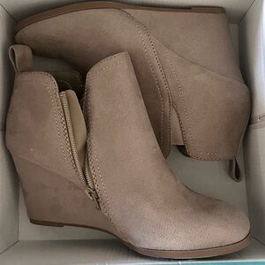 NWT. Taupe wedge bootie Size 8